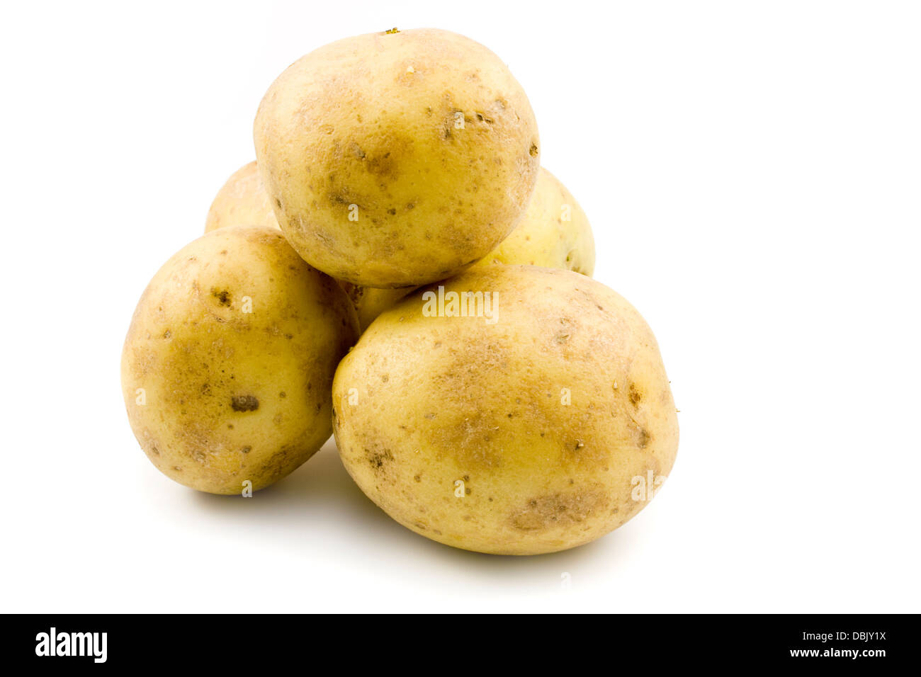 Stapel von Kartoffeln auf weißem Hintergrund Stockfoto