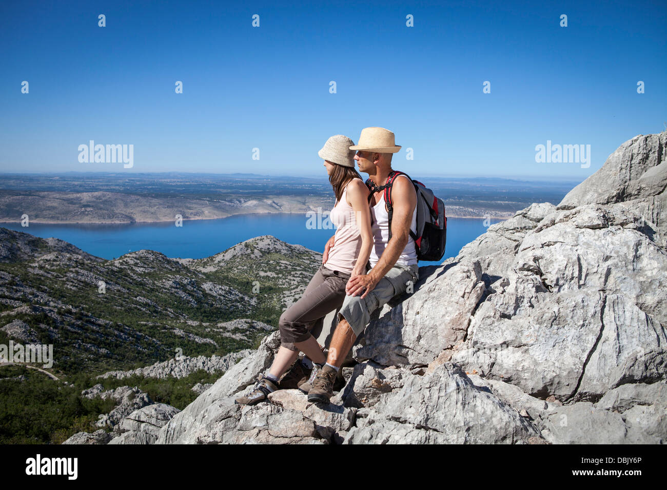 Kroatien, Paklenica, paar in Berglandschaft Stockfoto