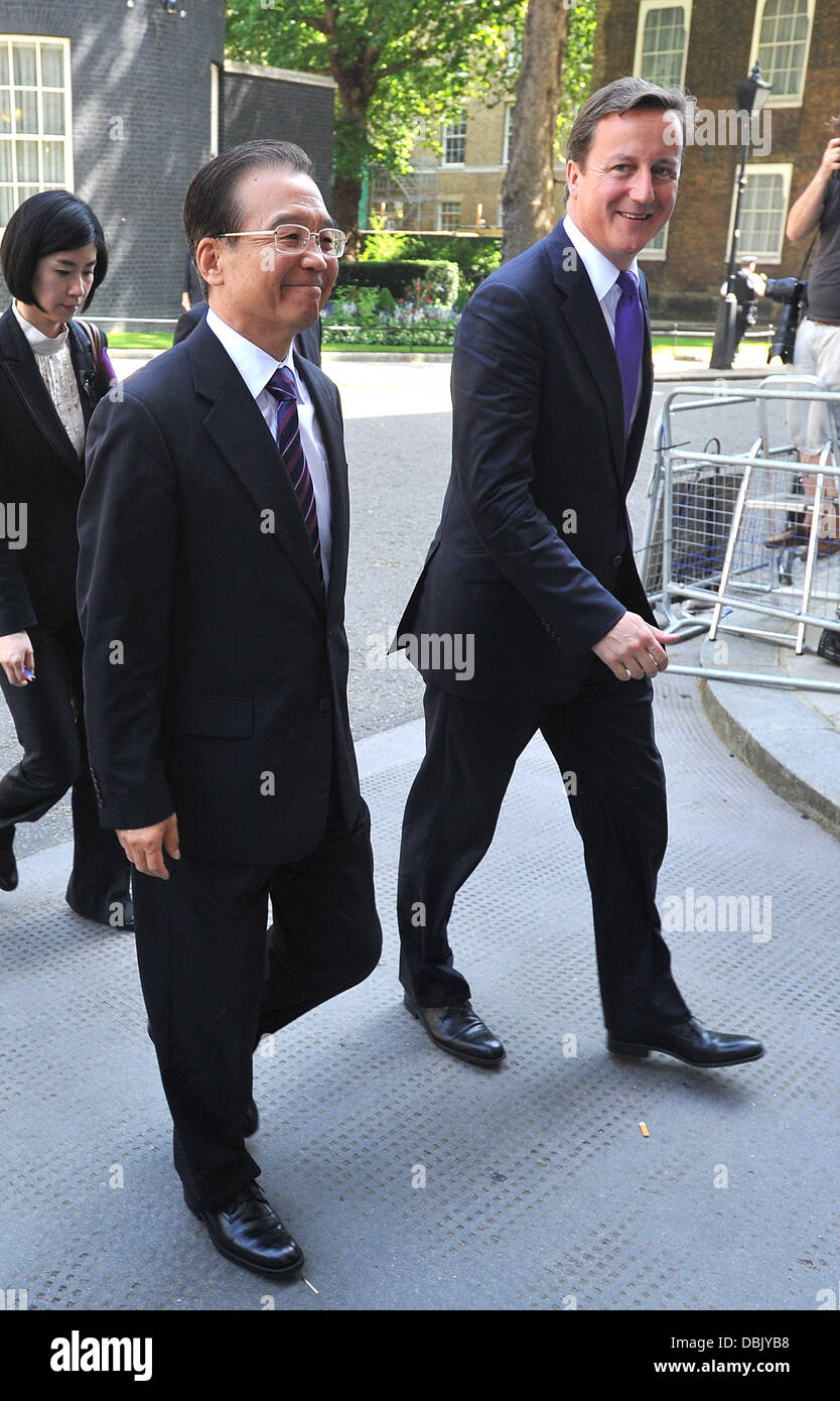 Chinesische Ministerpräsident Wen Jiabao (L) verlässt 10 Downing Street nach einem Treffen mit dem britischen Premierminister David Cameron (R). London, England - 27.06.11 Stockfoto