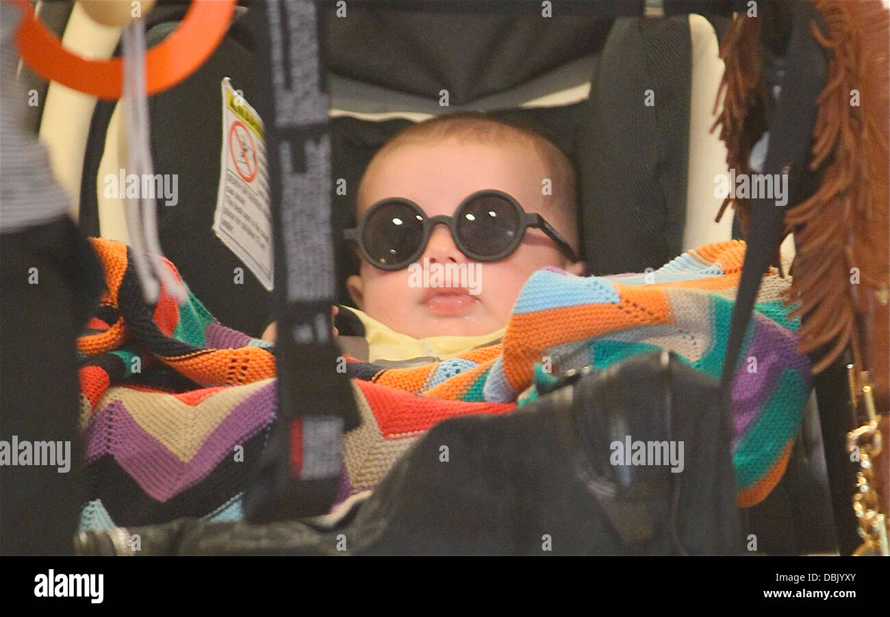 Rachel Zoe nimmt ihres Sohnes Skyler Morrison Berman Einkaufen bei Whole Foods Market in Los Angeles. Skyler kann gesehen werden, tragen eine nette modische Baby Sonnenbrille Los Angeles, Kalifornien - 27.06.11 Stockfoto