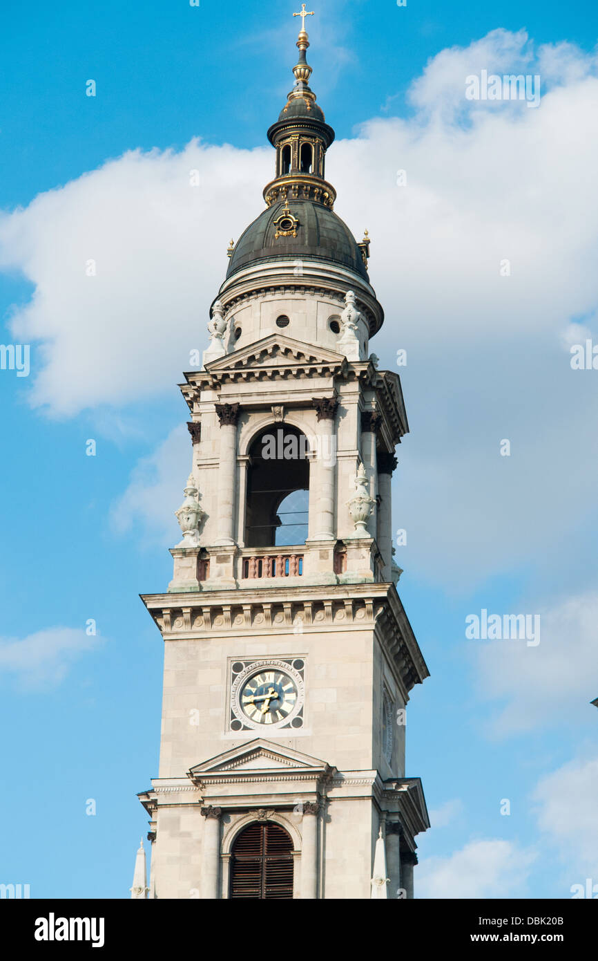 Glockenturm am blauen Himmel in Budapest, Ungarn Stockfoto