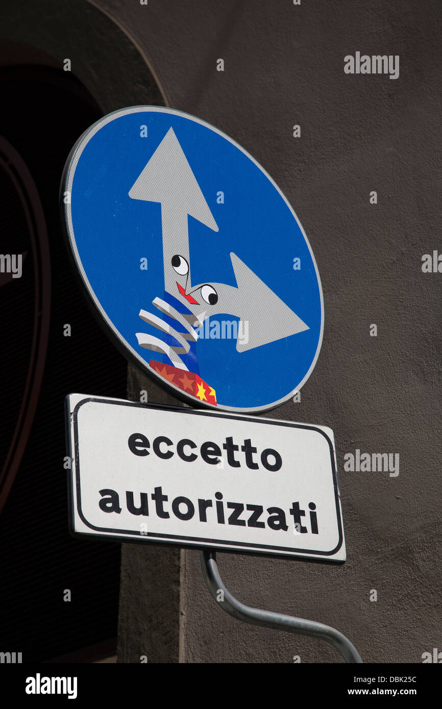 Lustige humorvolle Verkehr Straßenschild, Florenz, Toskana, Italien Stockfoto