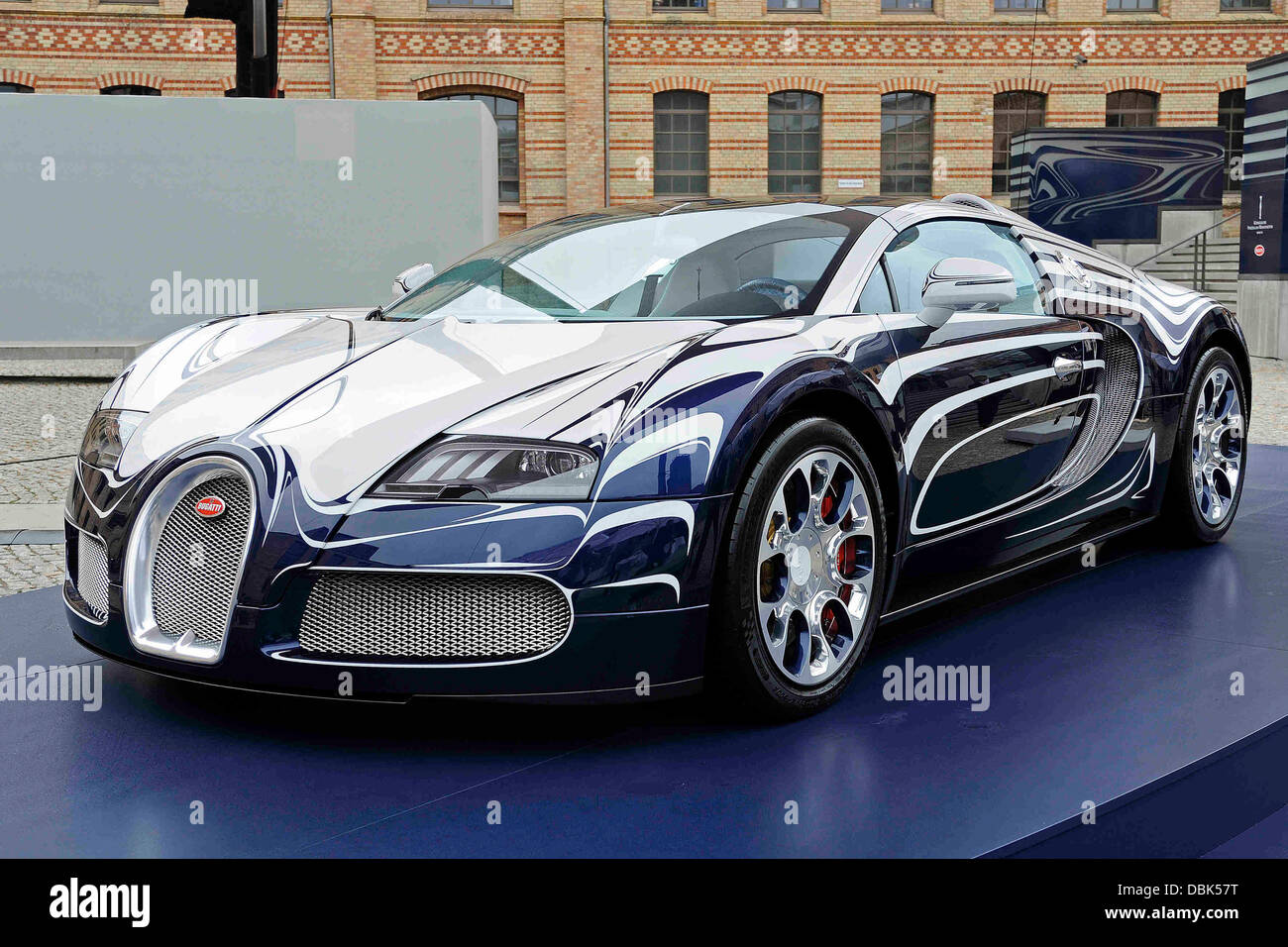 Bugatti l ' or Blanc Jörg Woltmann Koenigliche Porzellan-Manufaktur Berlin  und Dr. Stefan Brungs von Bugatti Automobiles S.A.S, präsentieren den  Bugatti l ' or Blanc. Diesein eine Art Auto kostet 1,65 Millionen