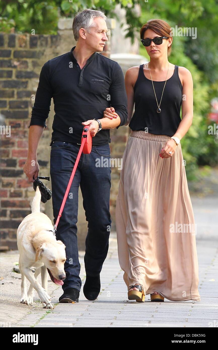 Gary Lineker und Frau Danielle Lineker aka Danielle Bux mit ihrem Hund unterwegs in West London London, England - 30.06.11 Stockfoto