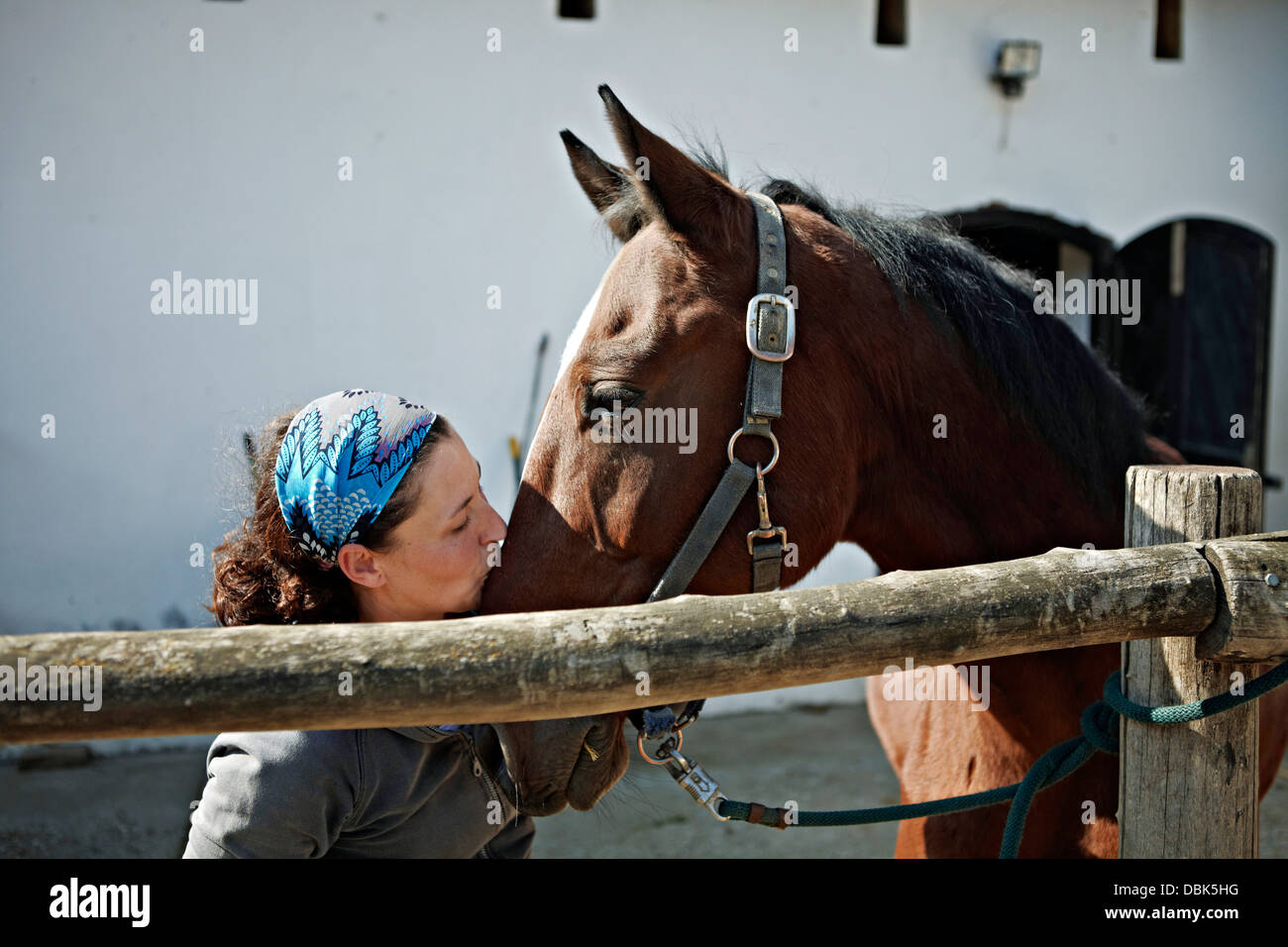 Frau küssen Pferd, Portrait, Baranja, Kroatien, Europa Stockfoto