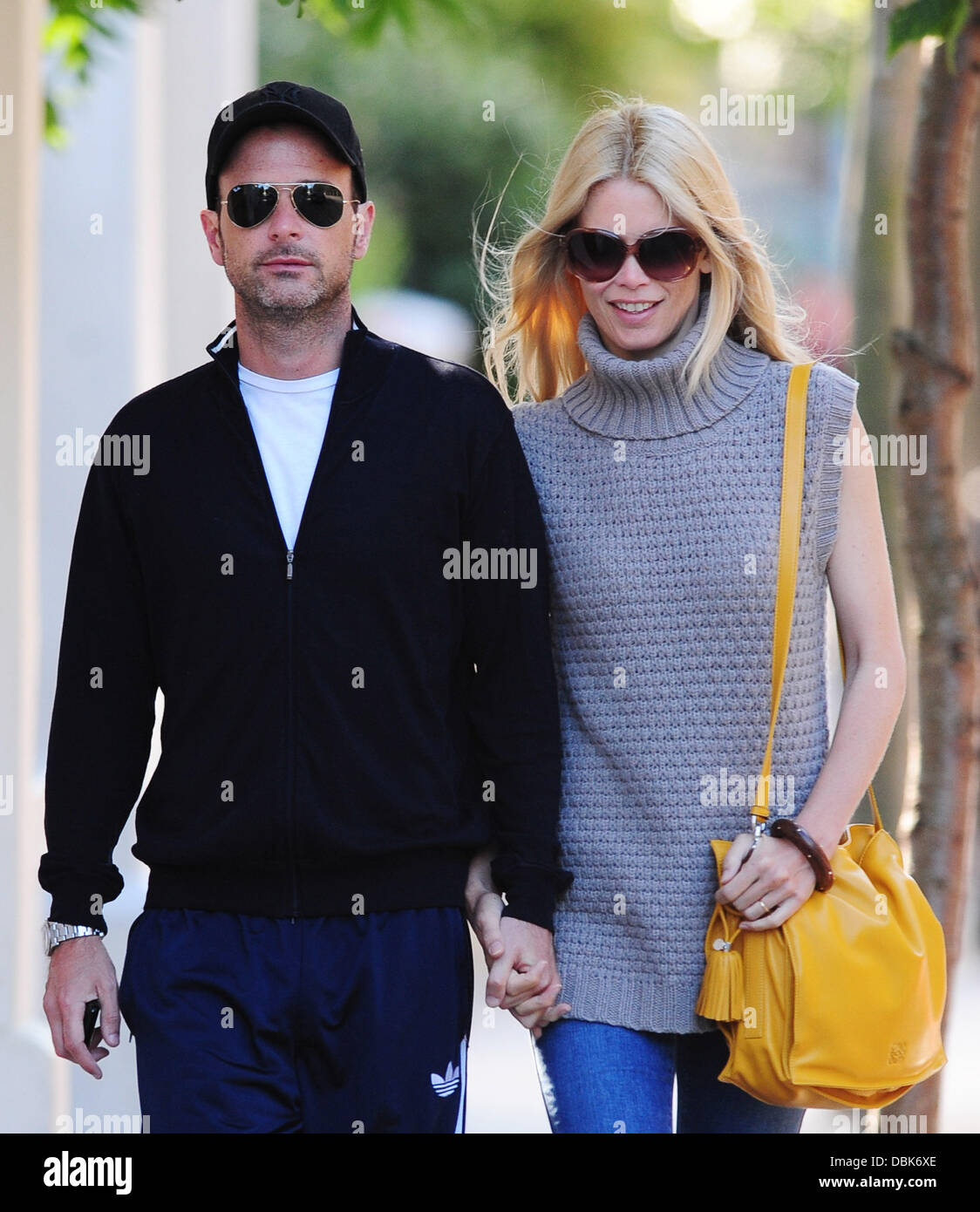 Claudia Schiffer und ihr Ehemann Matthew Vaughn halten Hände nach dem Ablegen ihrer Kinder an der Schule in London, England - 01.07.11 Stockfoto