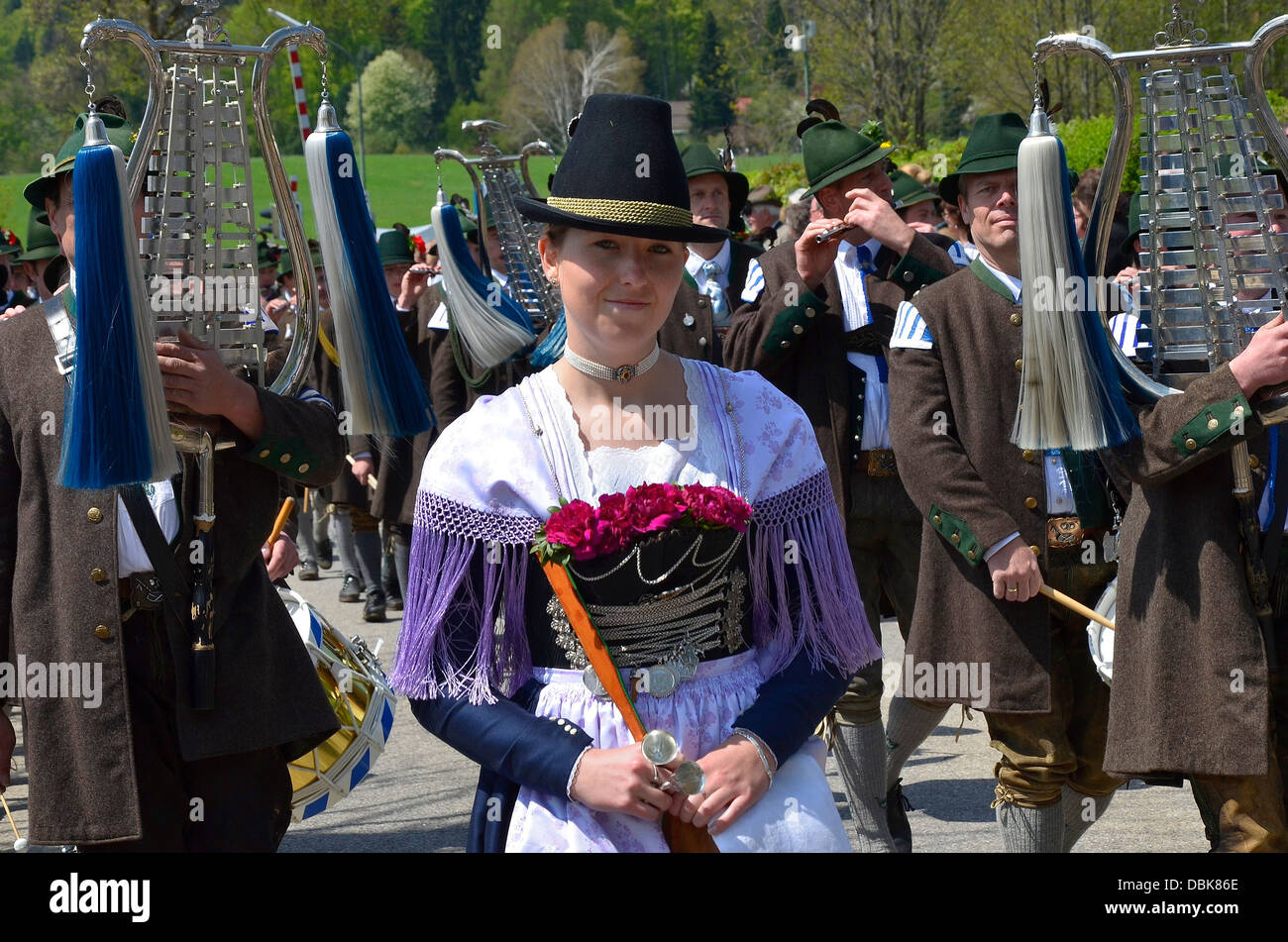 Vogelschützenjuwelen und Frauen in traditionellen Kostümen Parade Gmund am Tegernsee "Patronatstag" 2013 Stockfoto