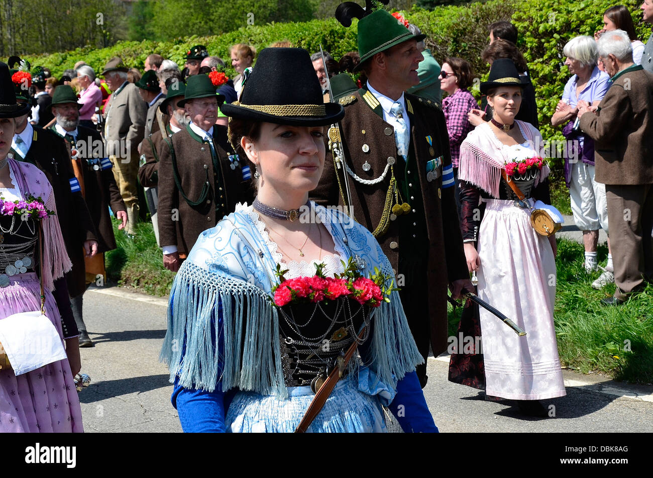 Vogelschützenjuwelen und Frauen in traditionellen Kostümen Parade Gmund am Tegernsee "Patronatstag" 2013 Stockfoto