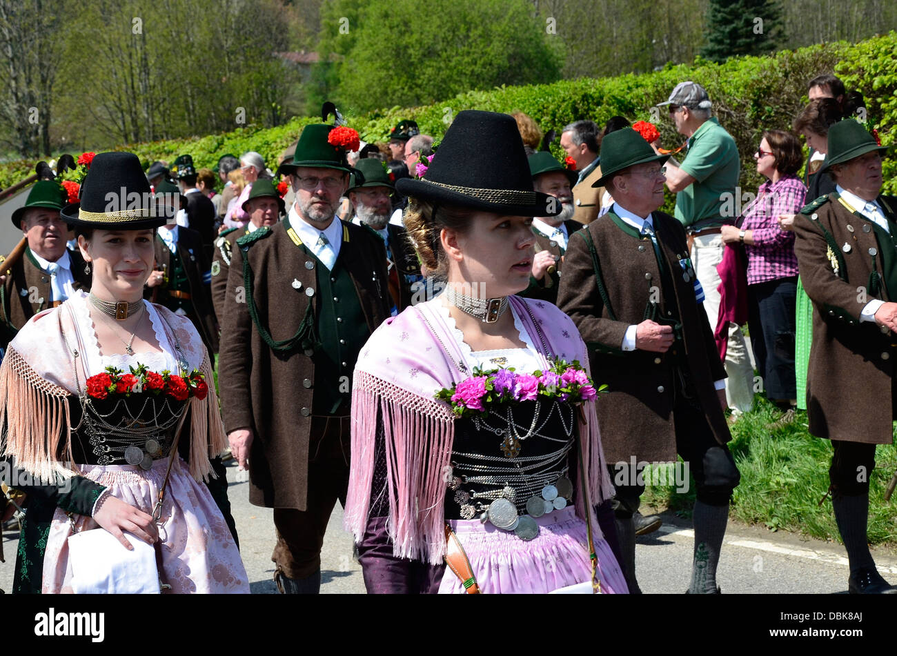 Vogelschützenjuwelen und Frauen in traditionellen Kostümen Parade Gmund am Tegernsee "Patronatstag" 2013 Stockfoto