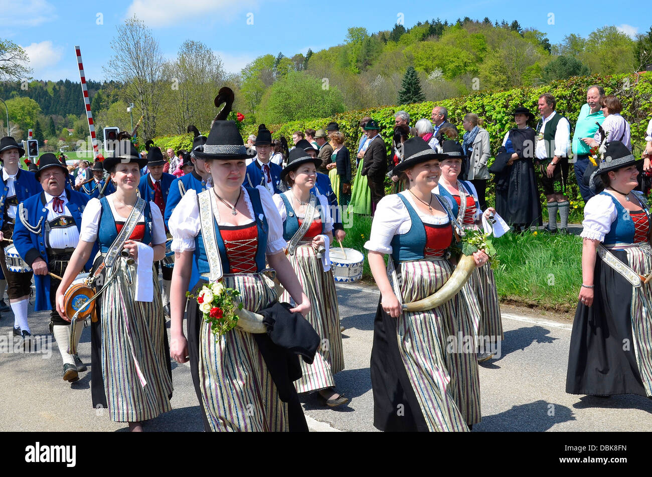 Vogelschützenjuwelen und Frauen in traditionellen Kostümen Parade Gmund am Tegernsee "Patronatstag" 2013 Stockfoto