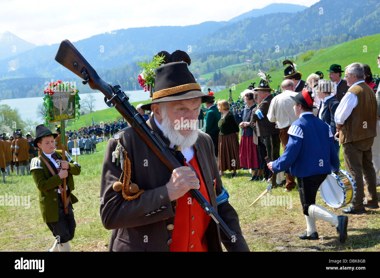 Vogelschützenjuwelen und Frauen in traditionellen Kostümen Parade Gmund am Tegernsee "Patronatstag" 2013 Stockfoto