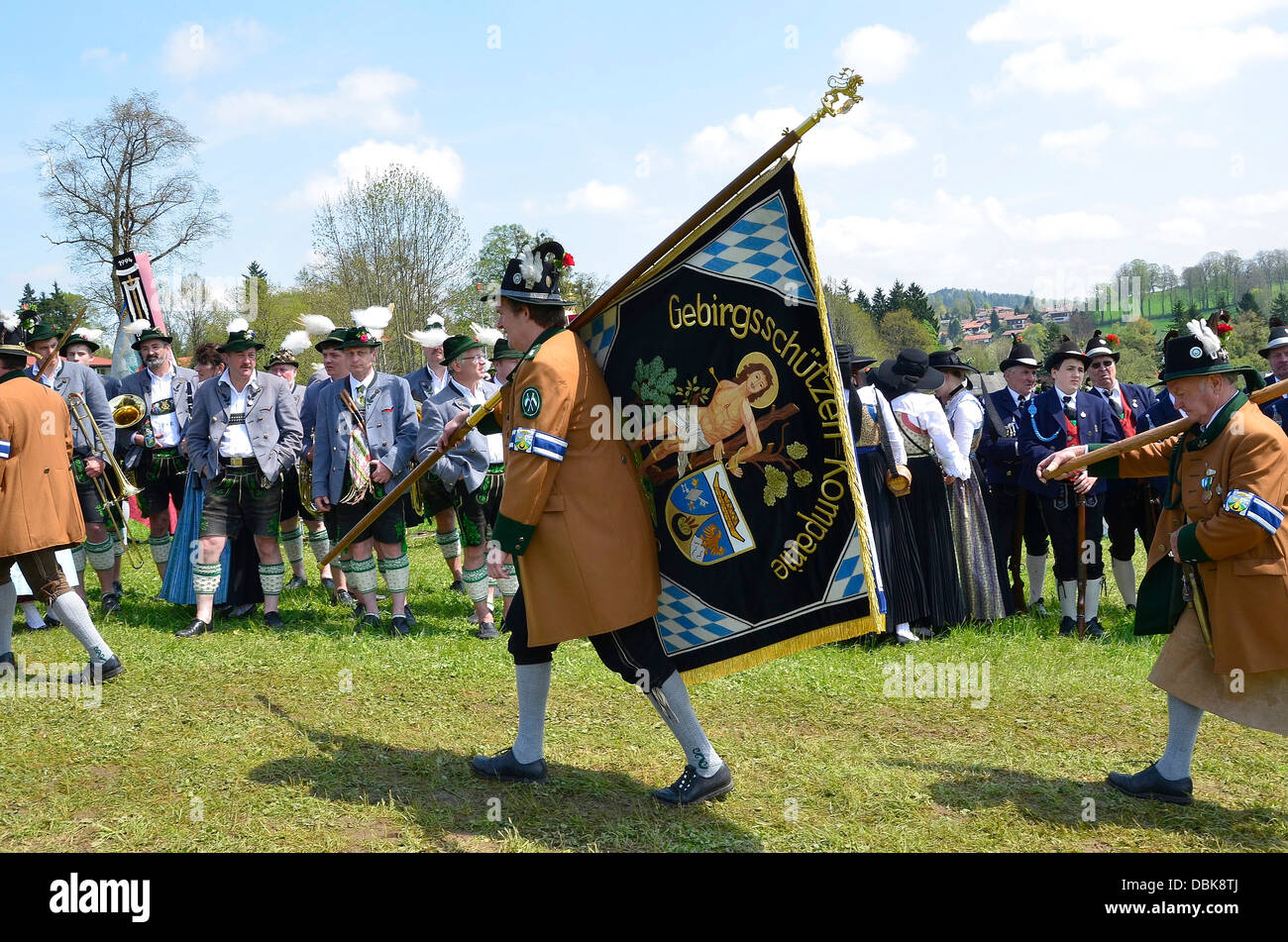 Vogelschützenjuwelen und Frauen in traditionellen Kostümen Parade Gmund am Tegernsee "Patronatstag" 2013 Stockfoto