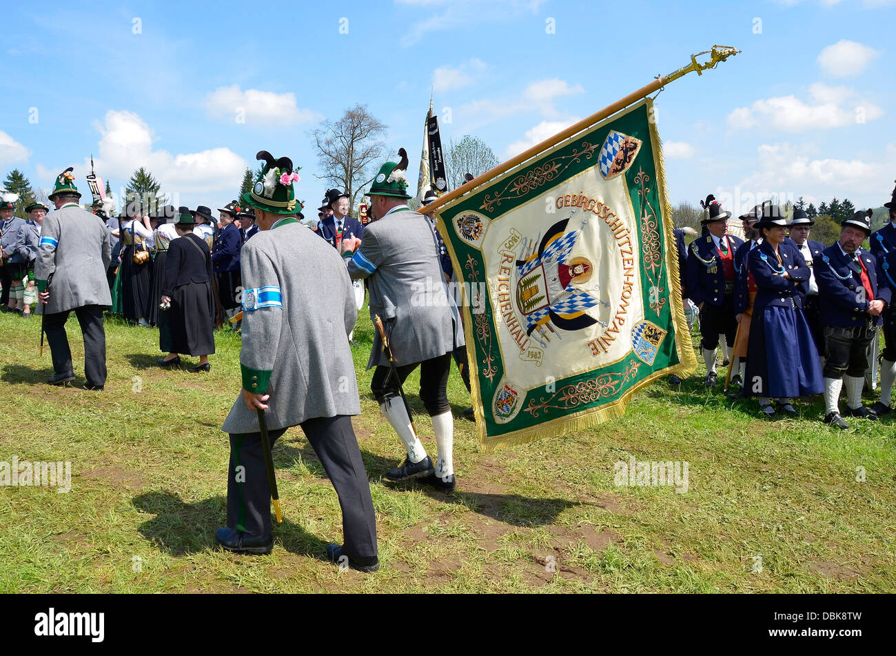 Vogelschützenjuwelen und Frauen in traditionellen Kostümen Parade Gmund am Tegernsee "Patronatstag" 2013 Stockfoto