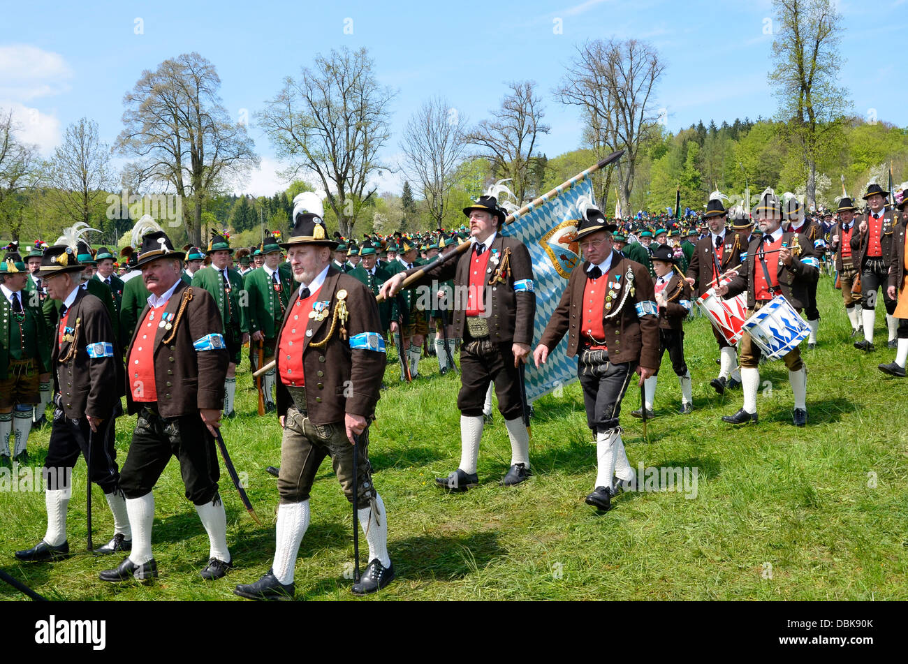 Vogelschützenjuwelen und Frauen in traditionellen Kostümen Parade Gmund am Tegernsee "Patronatstag" 2013 Stockfoto