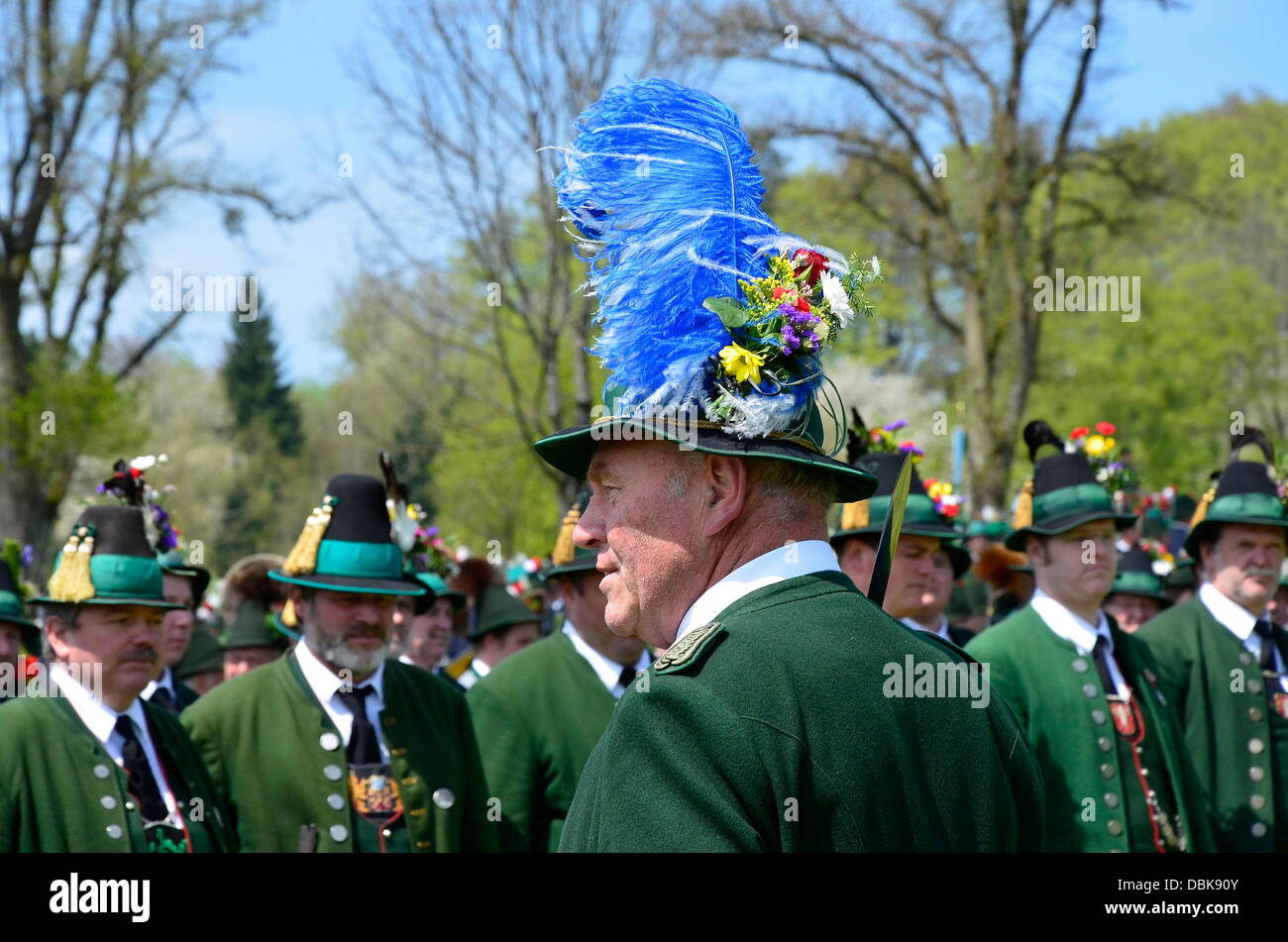 Vogelschützenjuwelen und Frauen in traditionellen Kostümen Parade Gmund am Tegernsee "Patronatstag" 2013 Stockfoto