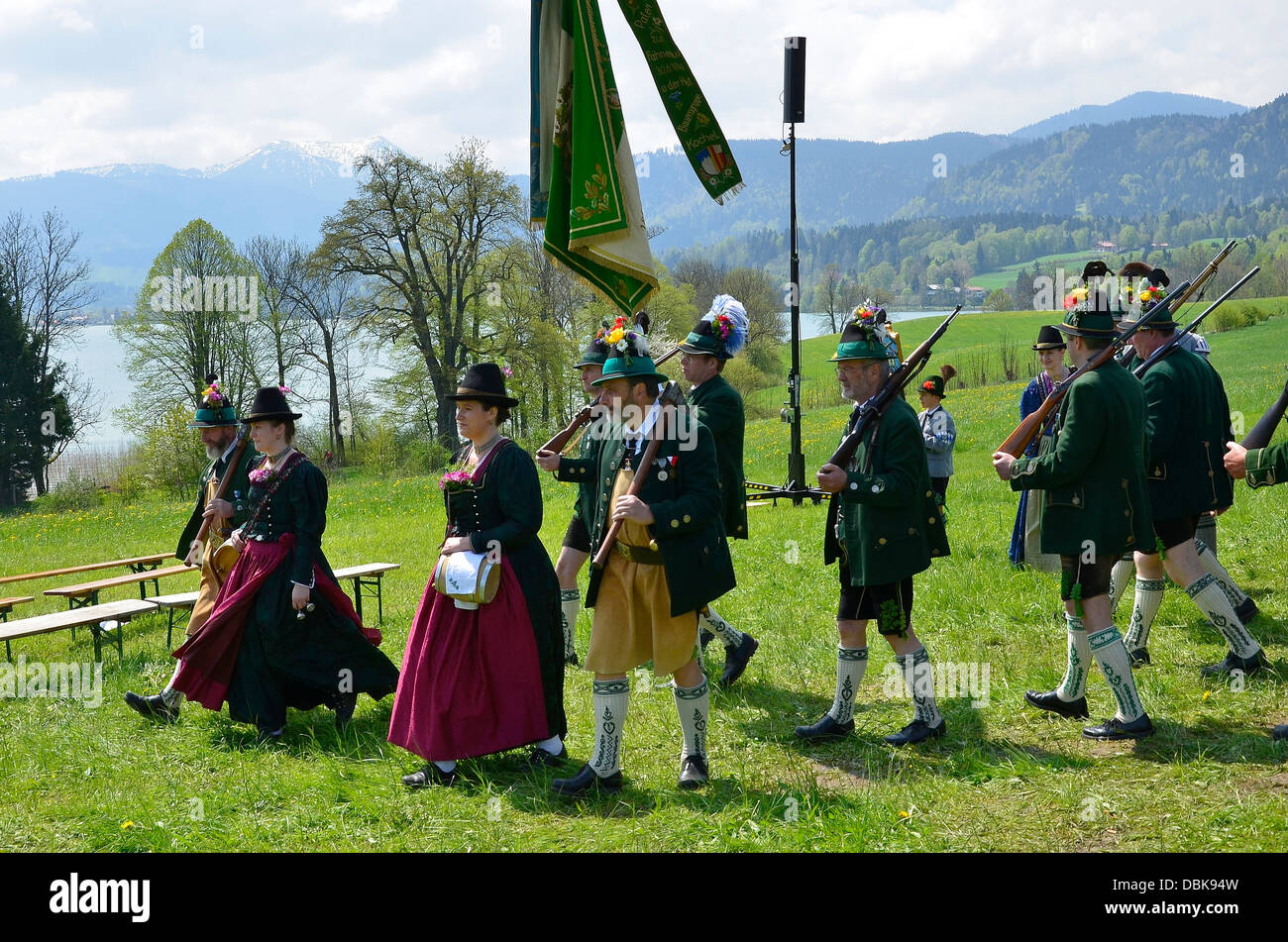 Vogelschützenjuwelen und Frauen in traditionellen Kostümen Parade Gmund am Tegernsee "Patronatstag" 2013 Stockfoto
