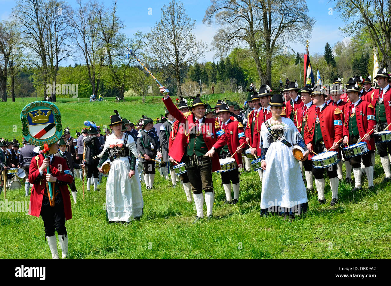 Vogelschützenjuwelen und Frauen in traditionellen Kostümen Parade Gmund am Tegernsee "Patronatstag" 2013 Stockfoto