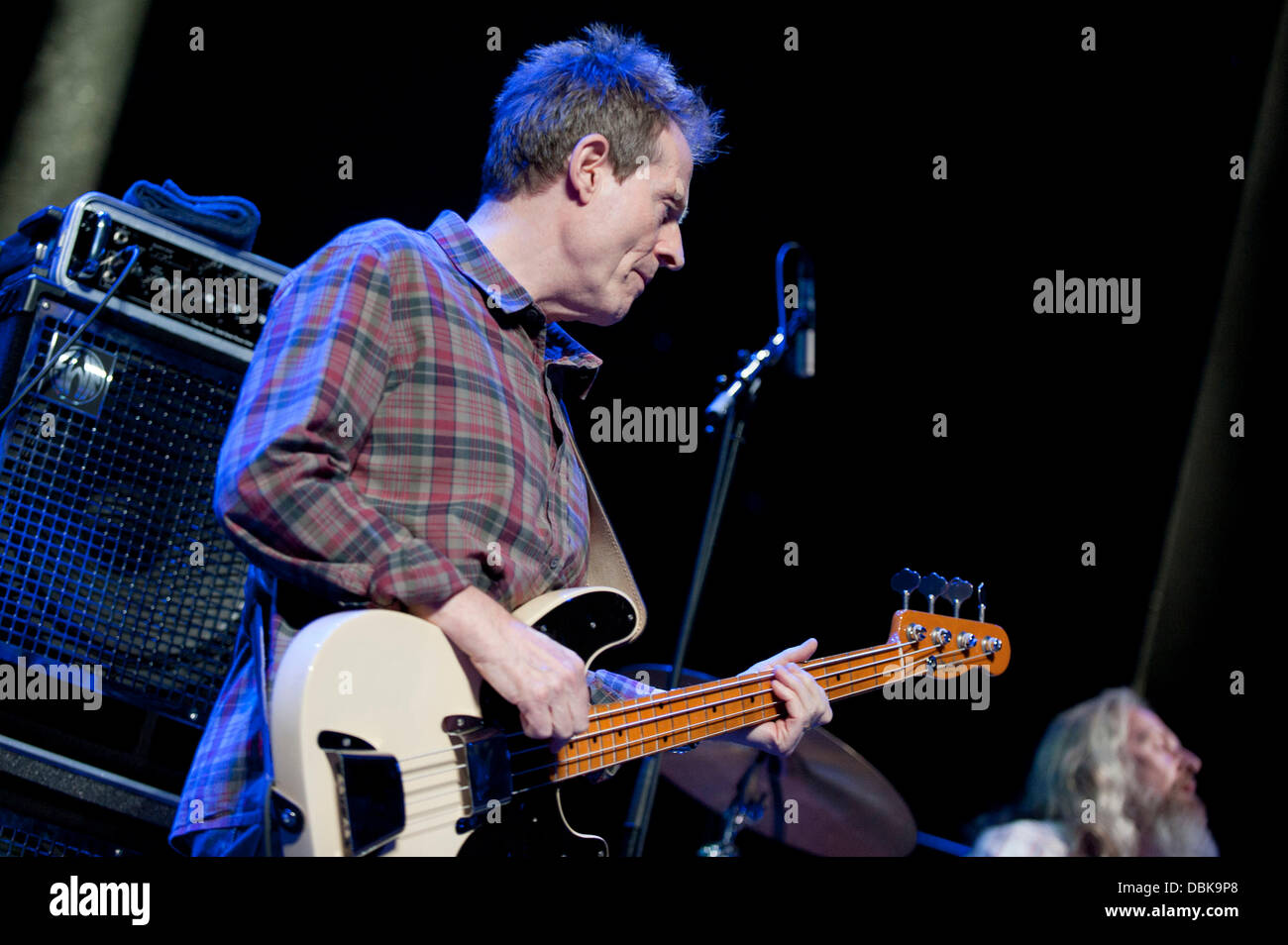 John Paul Jones von Led Zeppelin verbindet Seasick Steve im Roundhouse in London für das iTunes Festival London, England - 02.07.11 Stockfoto