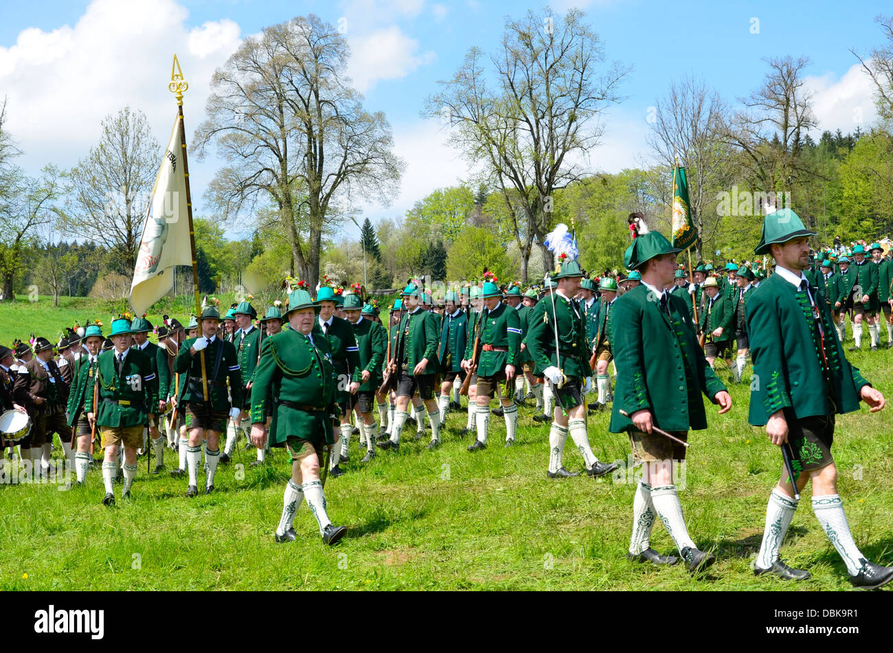 Vogelschützenjuwelen und Frauen in traditionellen Kostümen Parade Gmund am Tegernsee "Patronatstag" 2013 Stockfoto