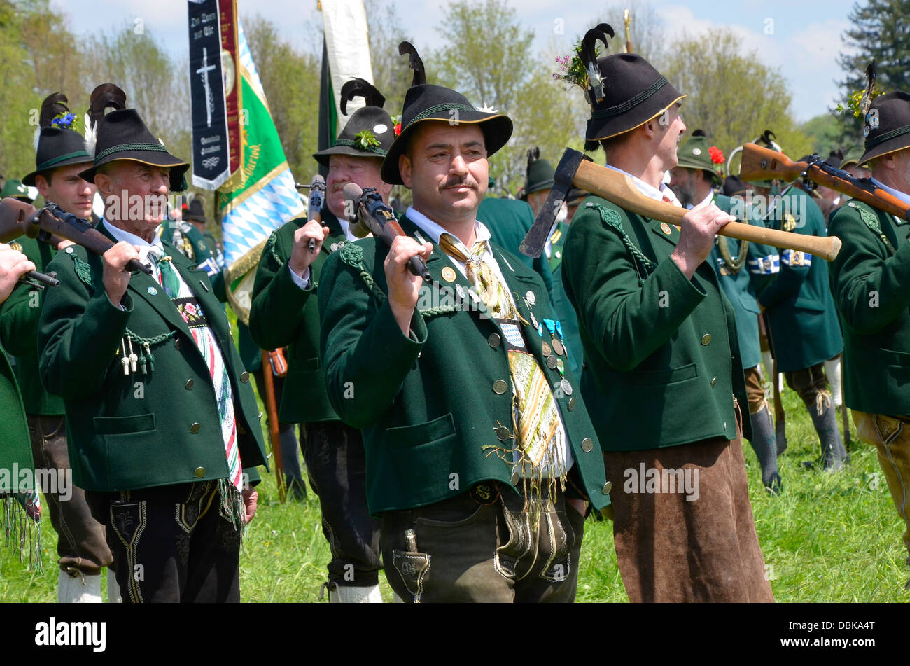 Vogelschützenjuwelen und Frauen in traditionellen Kostümen Parade Gmund am Tegernsee "Patronatstag" 2013 Stockfoto