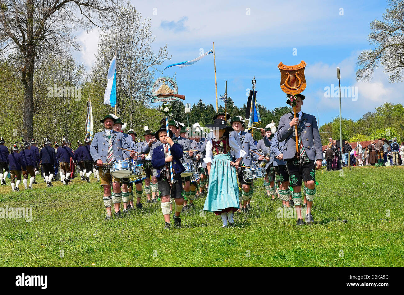 Vogelschützenjuwelen und Frauen in traditionellen Kostümen Parade Gmund am Tegernsee "Patronatstag" 2013 Stockfoto