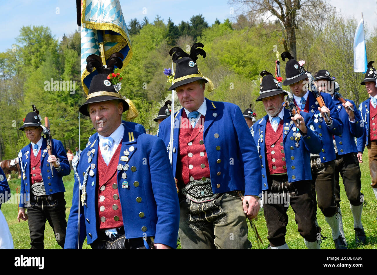 Vogelschützenjuwelen und Frauen in traditionellen Kostümen Parade Gmund am Tegernsee "Patronatstag" 2013 Stockfoto