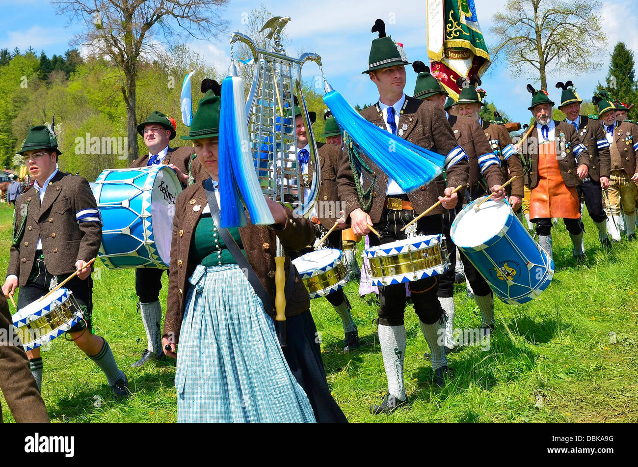 Vogelschützenjuwelen und Frauen in traditionellen Kostümen Parade Gmund am Tegernsee "Patronatstag" 2013 Stockfoto