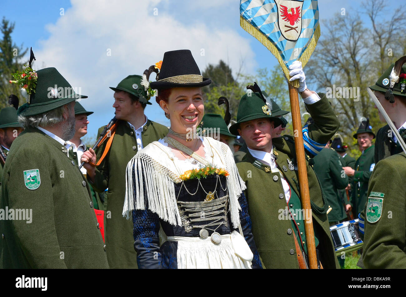 Vogelschützenjuwelen und Frauen in traditionellen Kostümen Parade Gmund am Tegernsee "Patronatstag" 2013 Stockfoto