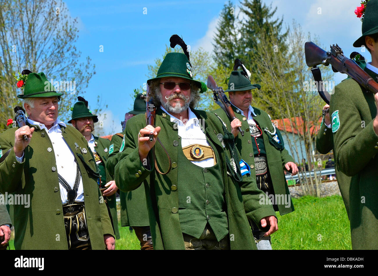 Vogelschützenjuwelen und Frauen in traditionellen Kostümen Parade Gmund am Tegernsee "Patronatstag" 2013 Stockfoto