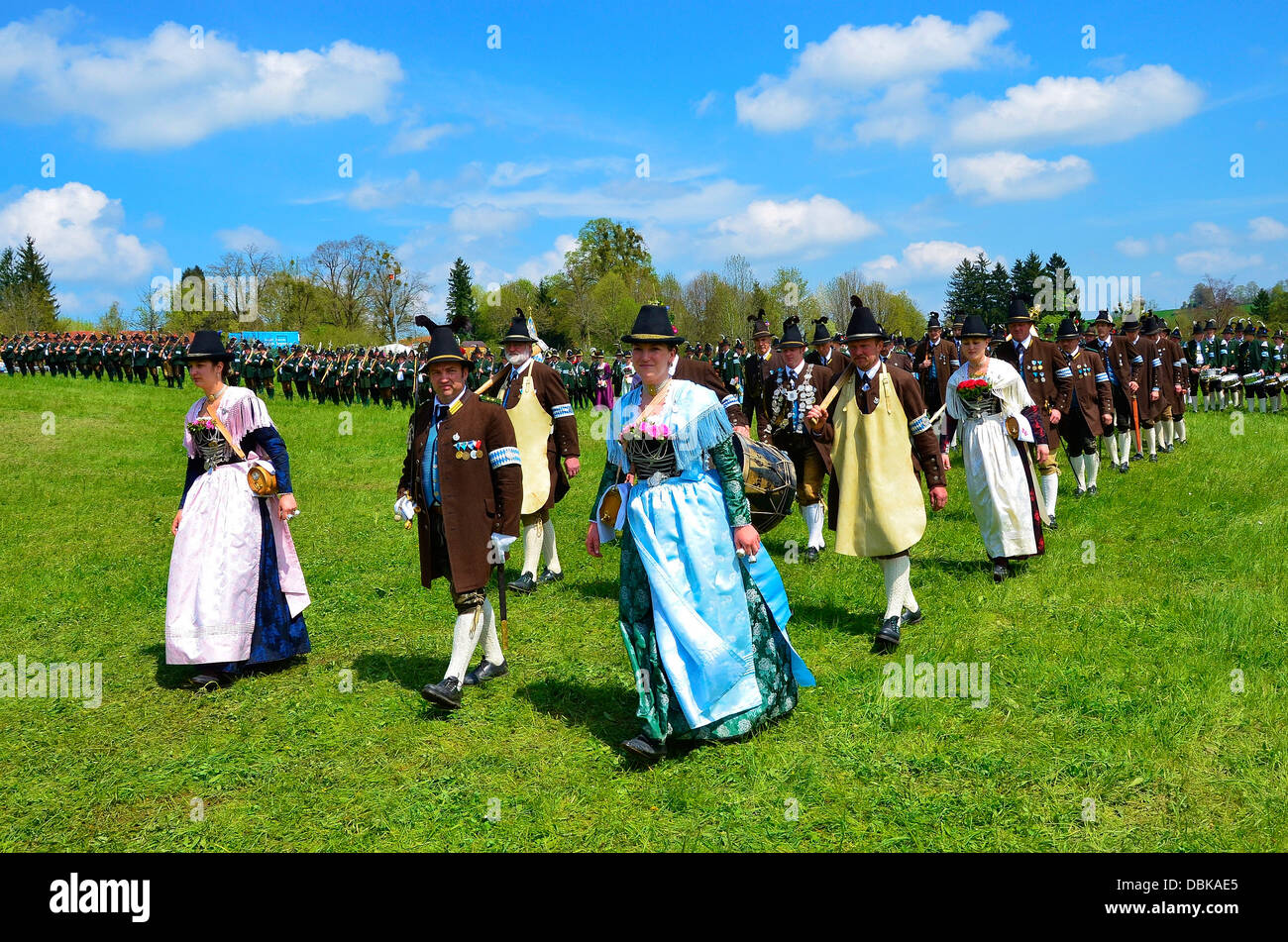 Vogelschützenjuwelen und Frauen in traditionellen Kostümen Parade Gmund am Tegernsee "Patronatstag" 2013 Stockfoto