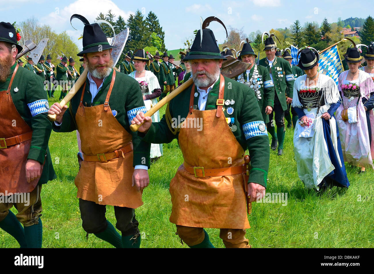 Vogelschützenjuwelen und Frauen in traditionellen Kostümen Parade Gmund am Tegernsee "Patronatstag" 2013 Stockfoto