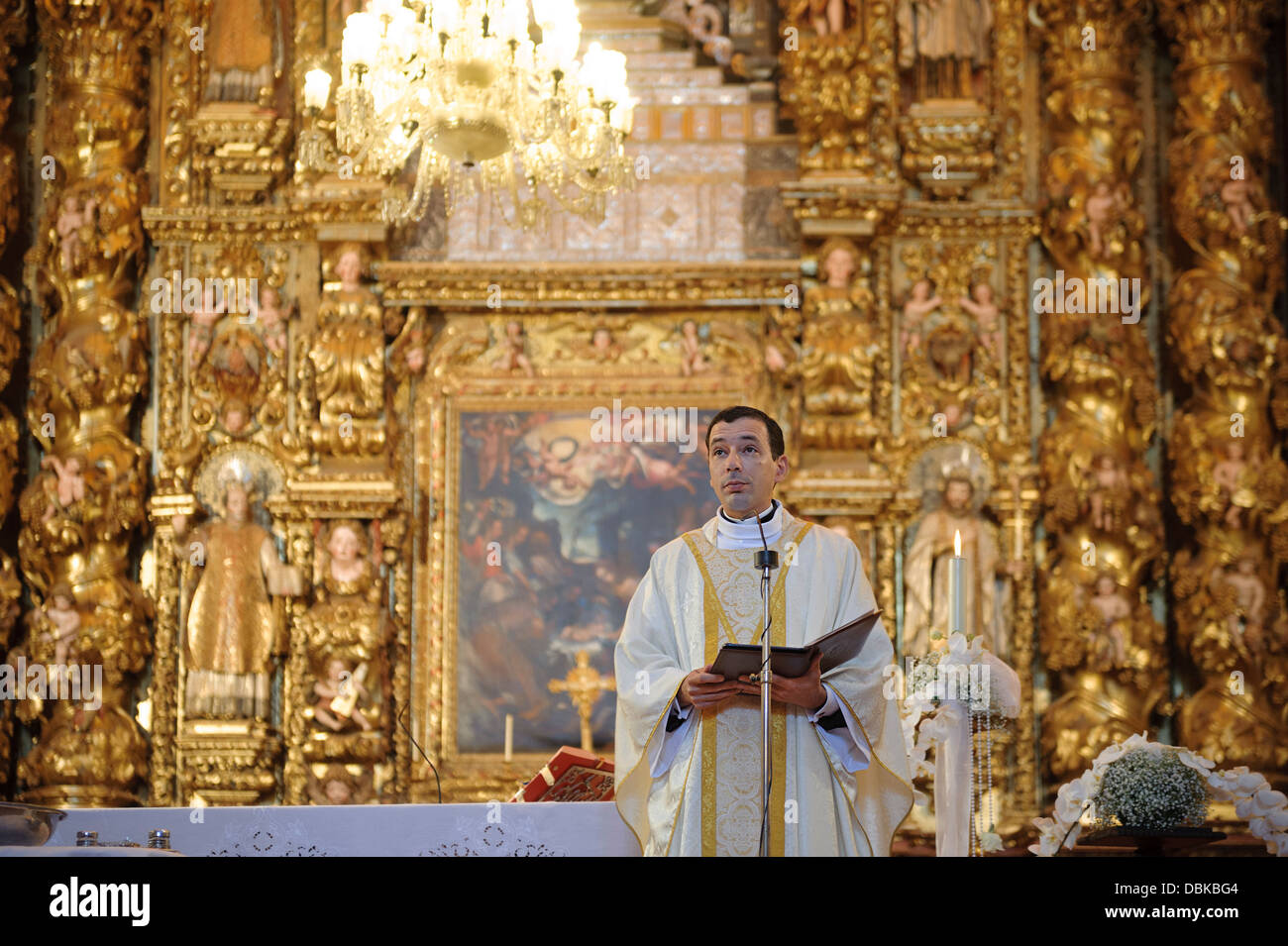 Priester, die Feier der katholischen Messe Stockfoto