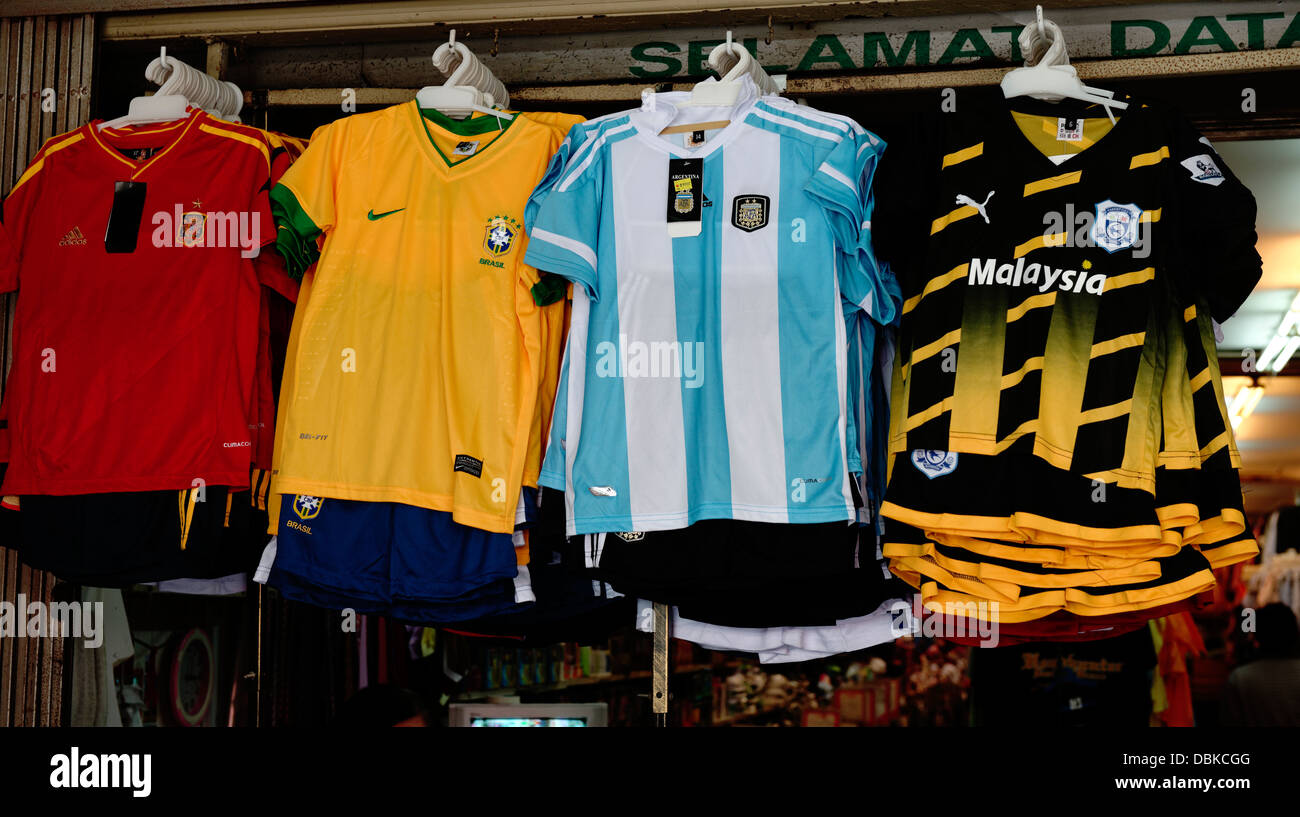 Spanien, Brasilien, Argentinien und Cardiff City, gefälschte Pirate Replica Trikots auf Verkauf in Carpenter Street, Kuching, Malaysia Stockfoto