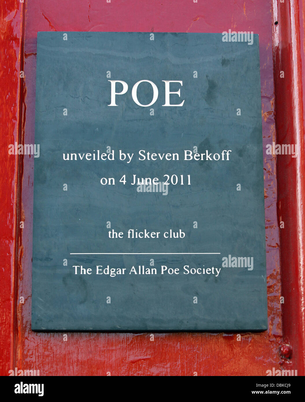 Eine Skulptur des amerikanischen Dichter und Autor Edgar, auf dem Gelände seiner ehemaligen Schule in Stoke Newington, wird vom britischen Schauspieler und Autor Steven Berkoff, London UK, 4. Juni 2011 vorgestellt. Die Veranstaltung ist Teil der Stoke Newington Literaturfestival. Stockfoto
