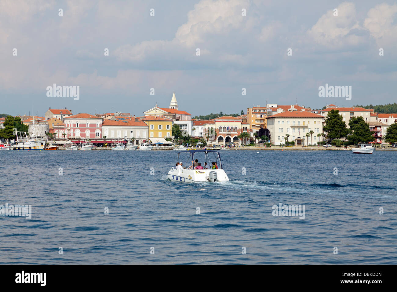 Blick auf Porec von der Fähre auf die Insel Sveti Nikola, Istrien, Kroatien Stockfoto