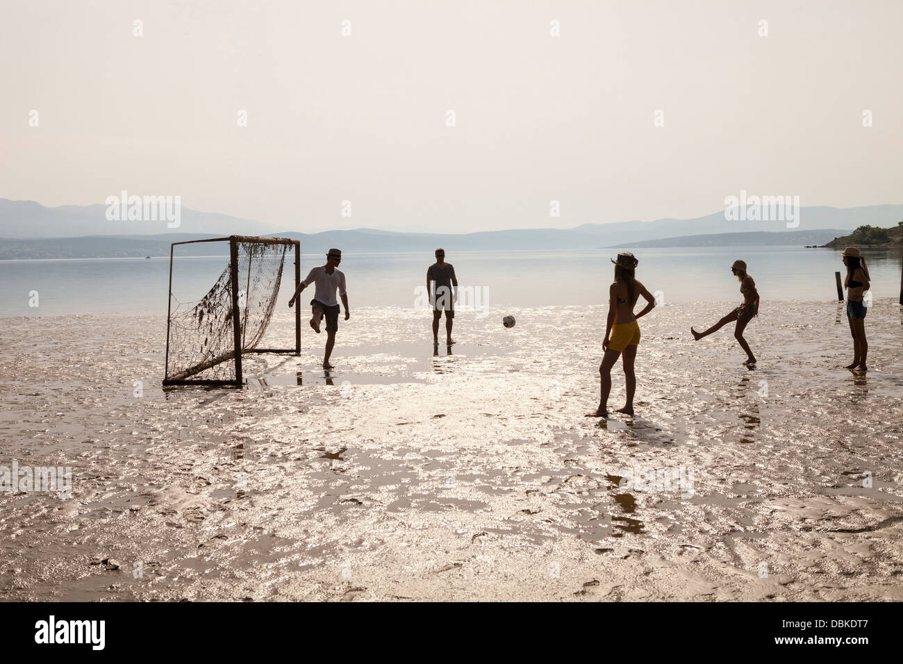 Kroatien, junge Leute am Strand Fußball spielen Stockfoto