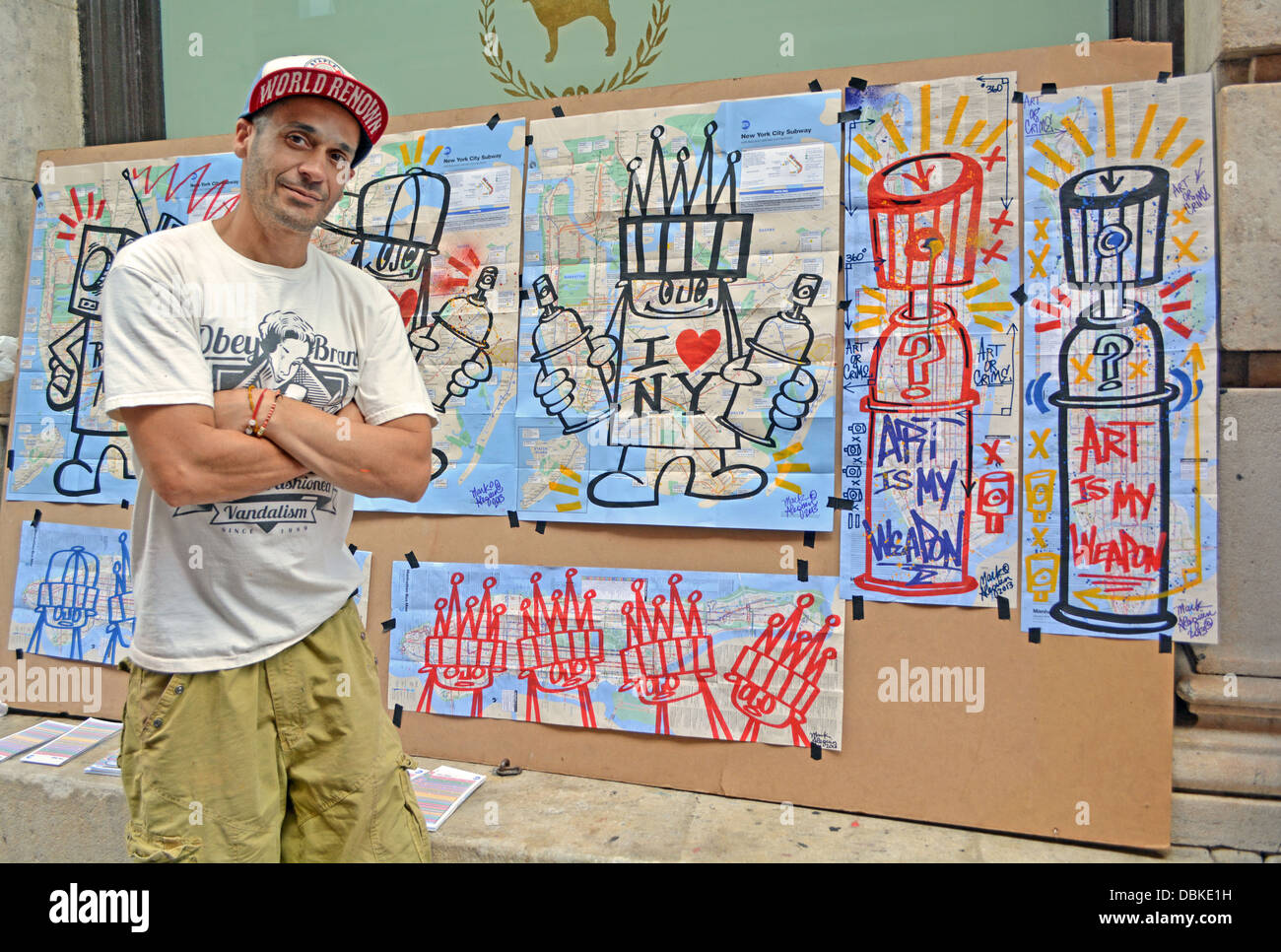 Porträt eines New Yorker Graffiti-Künstlers vor seiner Arbeit zum Verkauf in Soho, in der Innenstadt von New York City. Stockfoto
