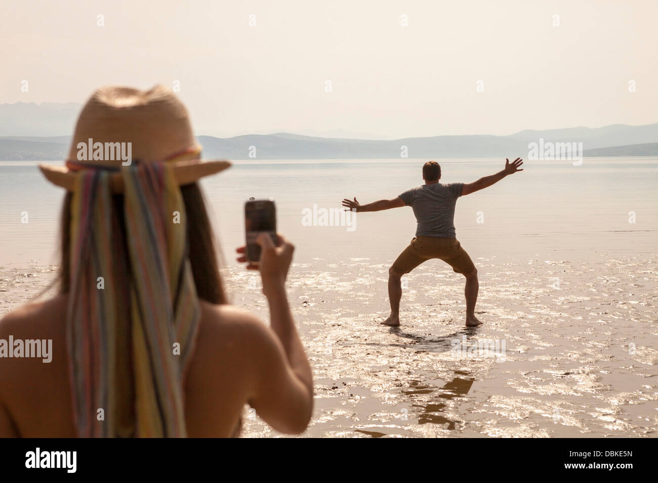 Kroatien, junge Frau am Strand fotografieren Stockfoto