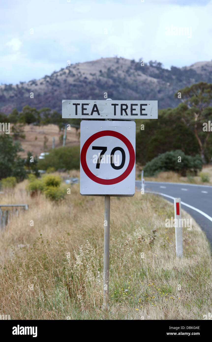 Tee-Baum-Straßenschild in Tasmanien über 70 Höchstgeschwindigkeit Stockfoto