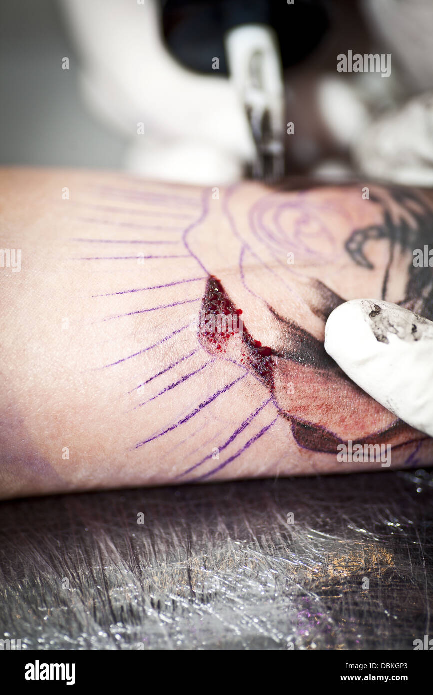 Tattto einer Rose eingefärbt werden Stockfoto