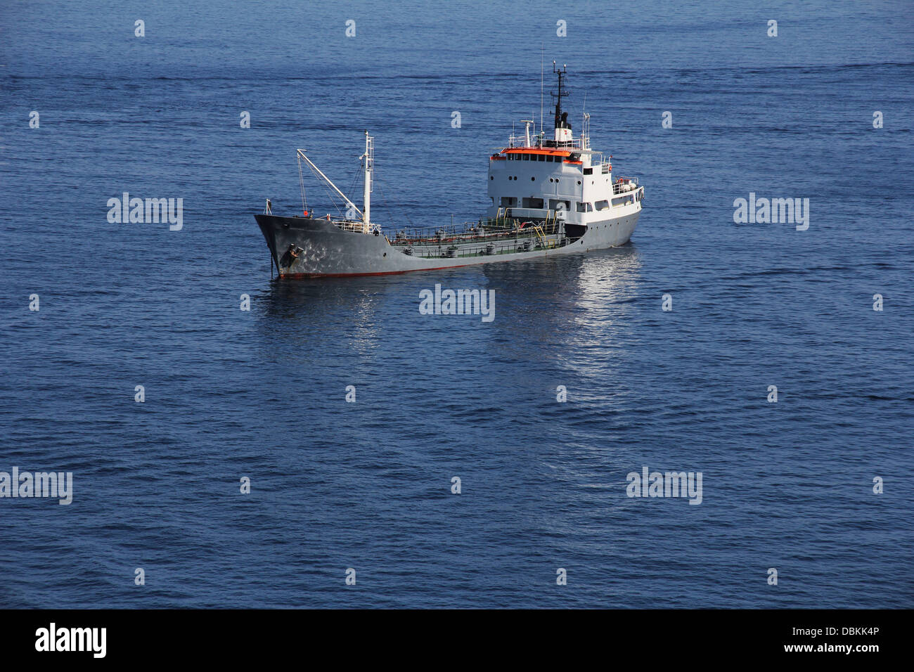 Kleinen Tanker Schiff vor Anker Stockfoto