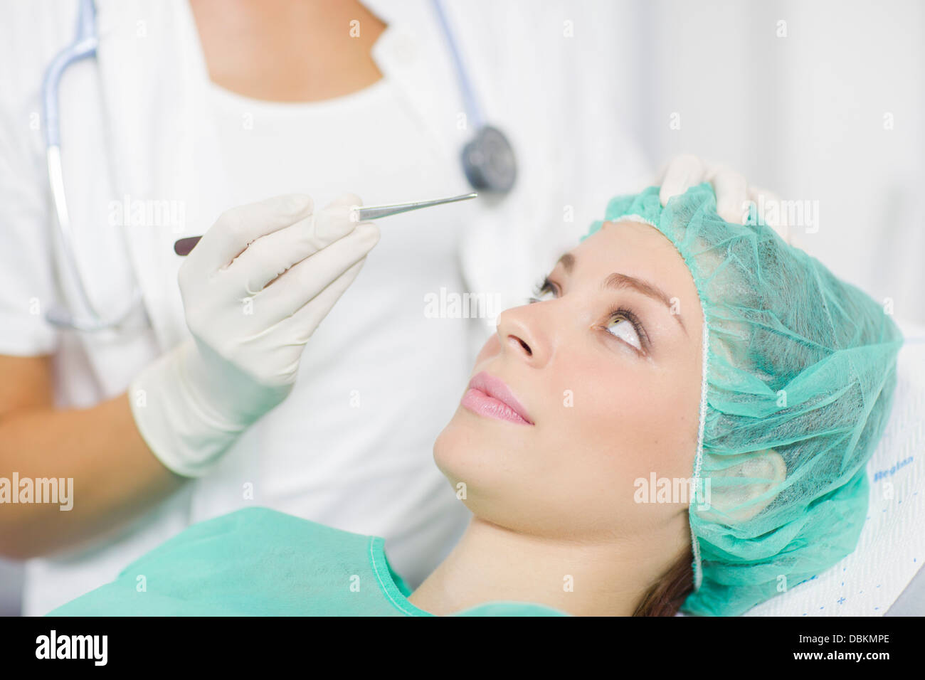 Patienten erhalten eine kosmetische Chirurgie-Behandlung Stockfoto