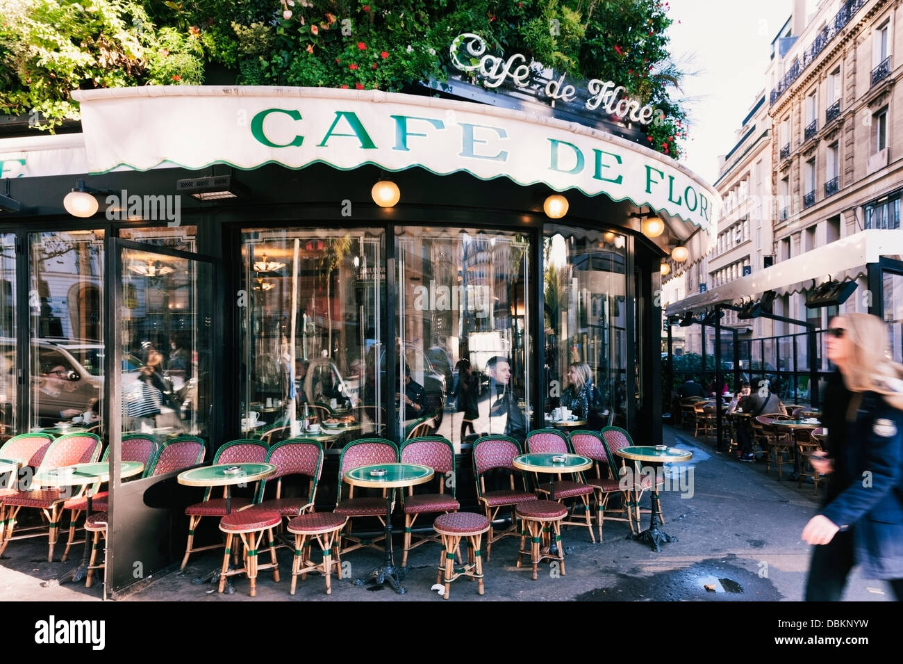 Café de Flore - auf dem Boulevard Saint-Germain im 6. Arrondissement von Paris (Rive Gauche) Stockfoto