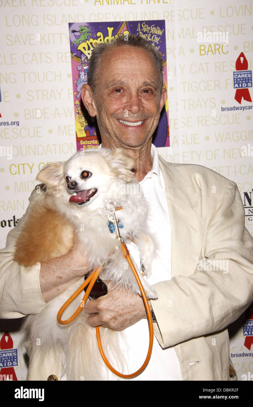 Joel Grey und seine Langhaar-Chihuahua, Miguelito grau Broadway Barks: 13. jährliche Hund und Katze Adopt-a-Thon statt im Shubert Alley New York City, USA - 09.07.11 Stockfoto