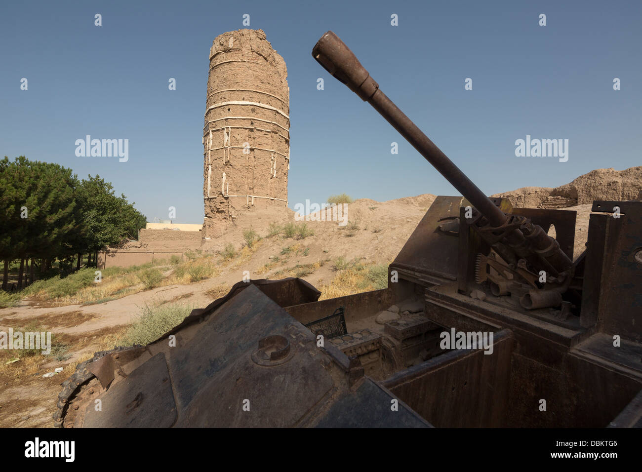 zerstörte Panzer neben zerstörten Minarett der Moschee von Gawhar Shad, Herat, Afghanistan Stockfoto