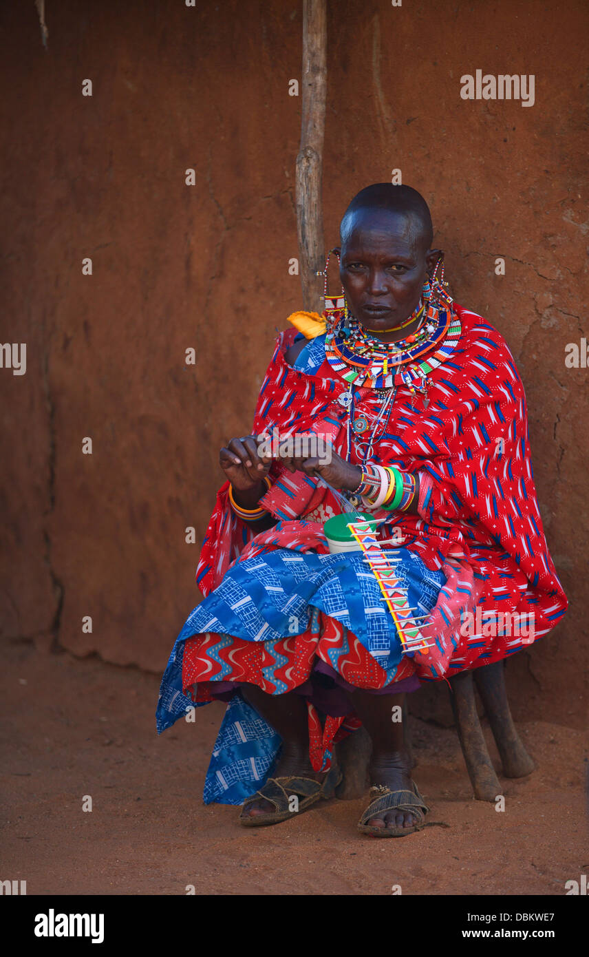 Porträt des alten Massai-Frau in traditioneller Kleidung und Schmuck. Selenkay Conservancy Bereich. Kenia, Afrika. Stockfoto