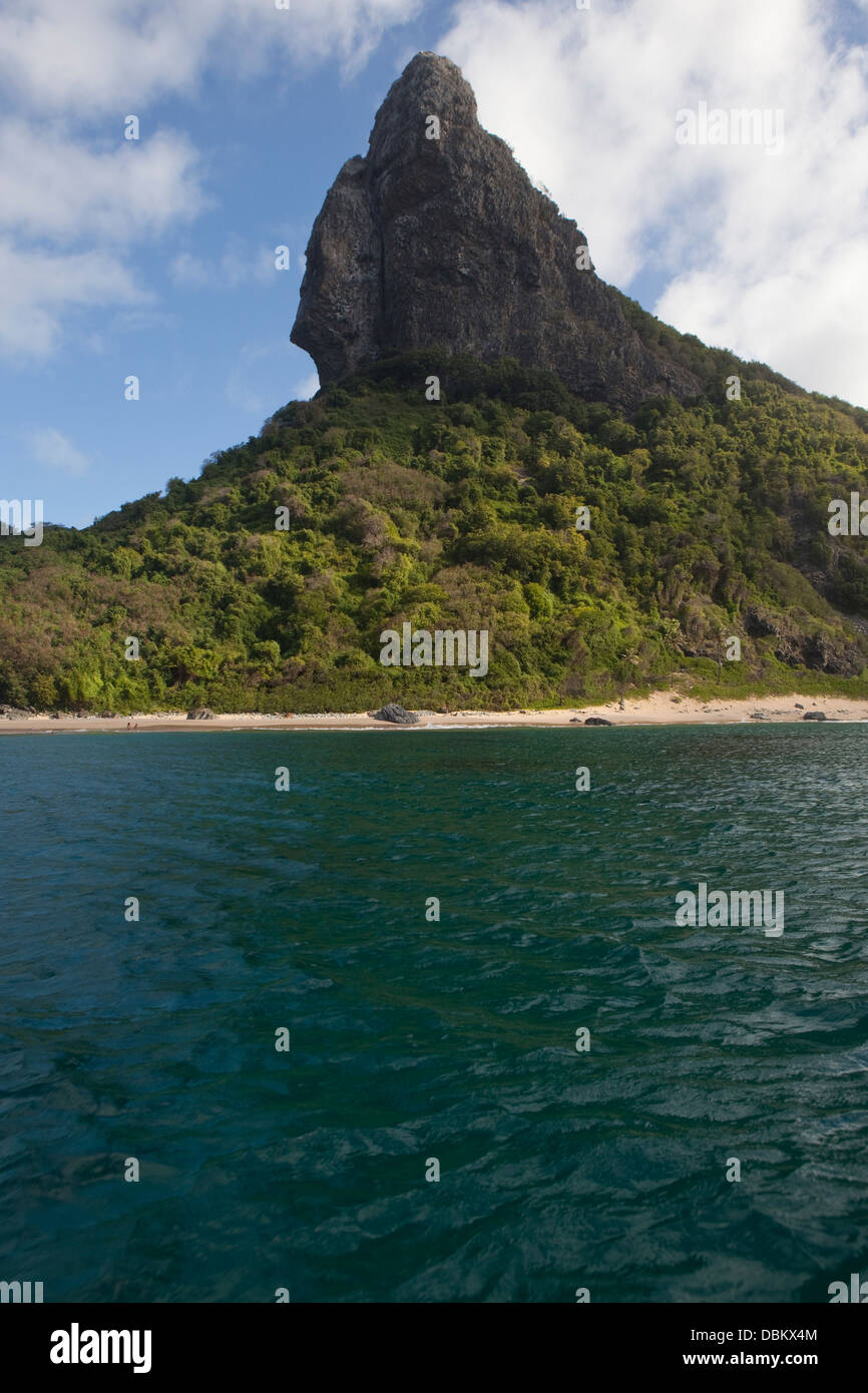 Morro do Pico, einem der charakteristischsten Felsen auf der Insel Fernando De Noronha, Brasilien. Stockfoto