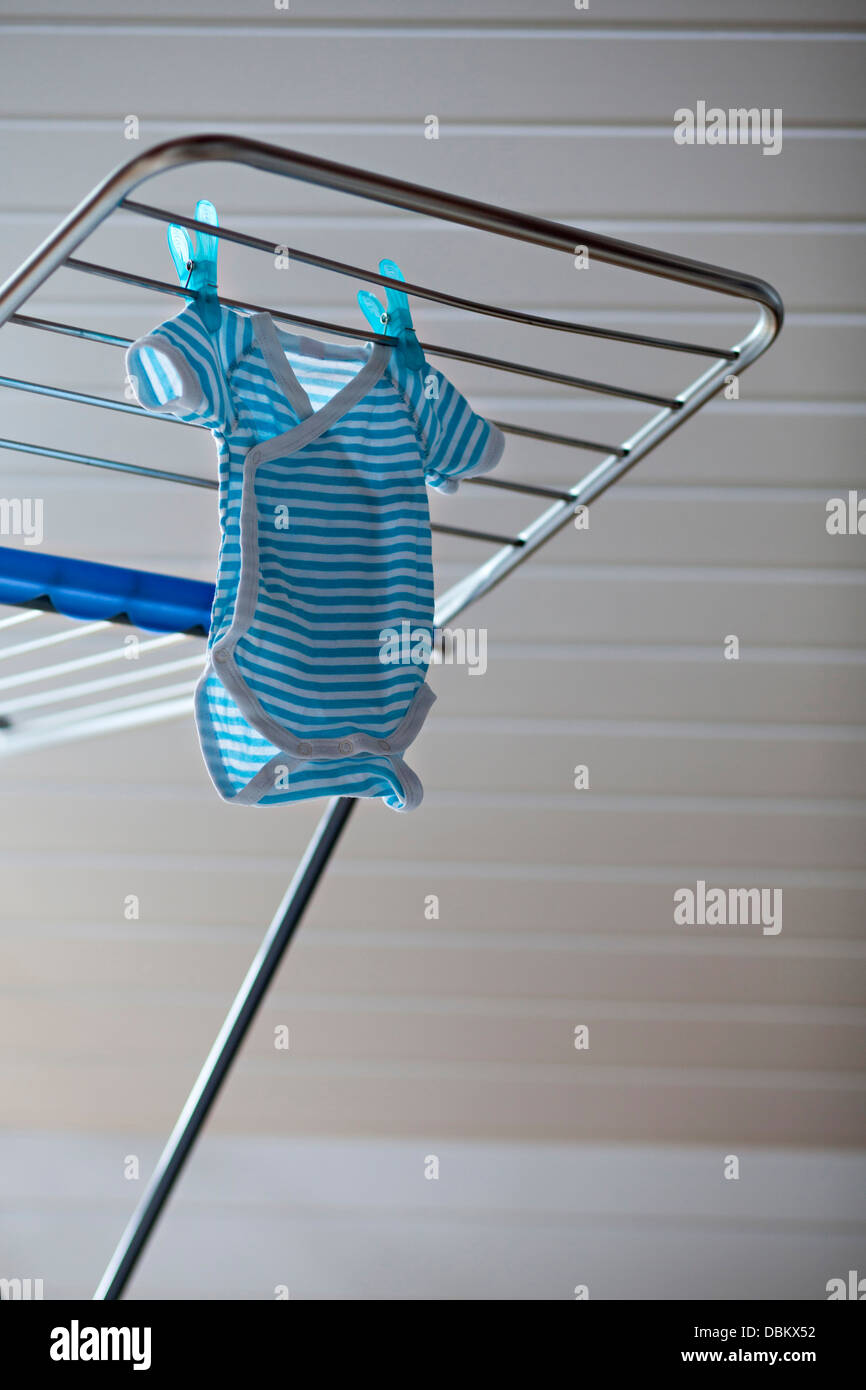 Baby-Kleidung trocknen auf dem Wäscheständer, München, Bayern, Deutschland Stockfoto