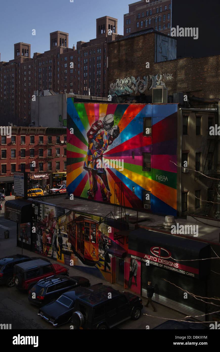Ein Graffiti zeigt das berühmte Foto von einem Kuss auf dem Times Square sieht man aus der Highline-Trail in New York City. Stockfoto