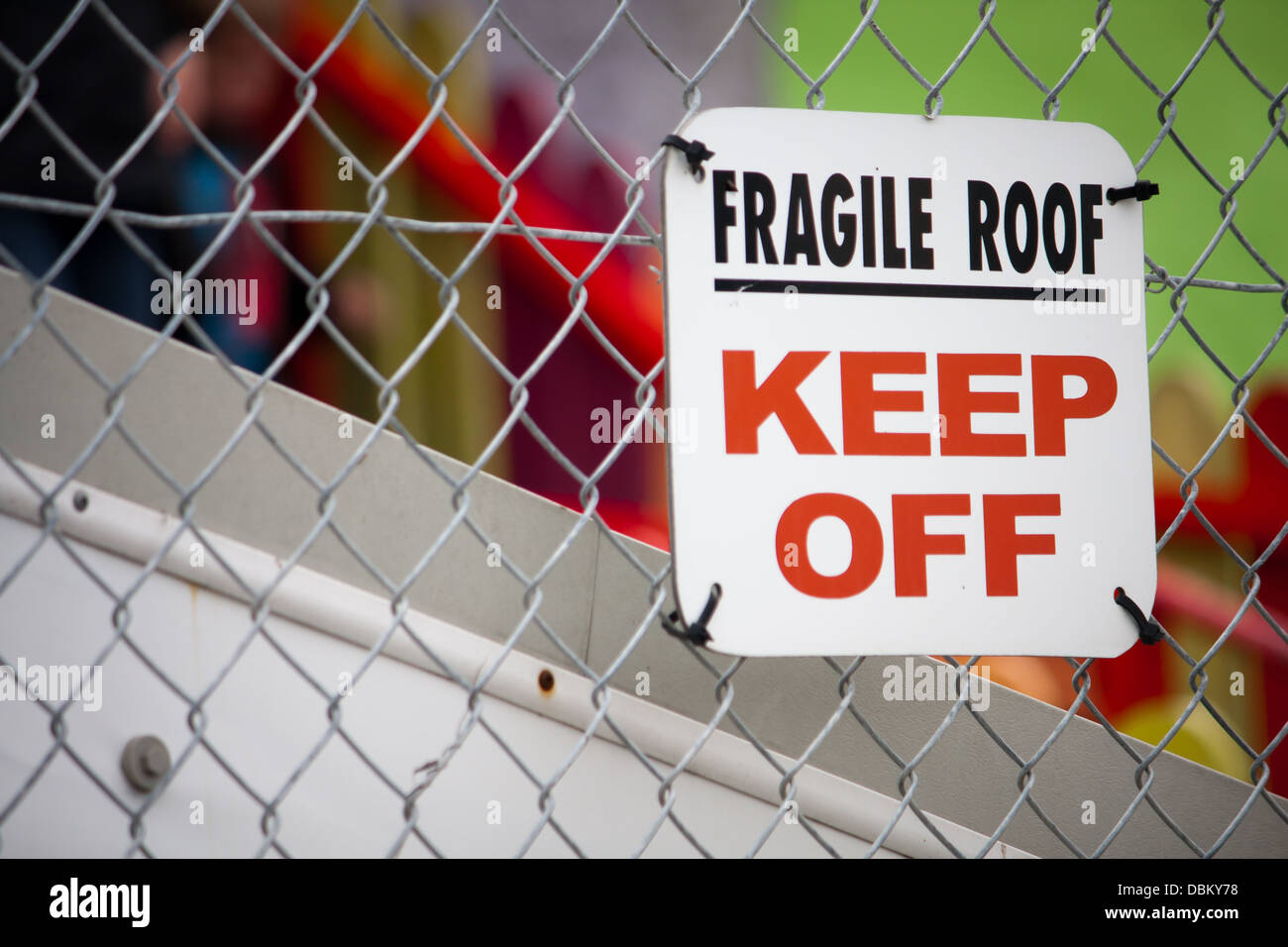 Ein Zeichen für eine fragile Dach halten Sie ab Stockfoto
